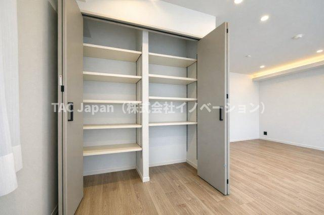 プレステージ千駄木の収納|使い勝手にこだわった収納設計は、必要なものがすぐ手に取れる工夫が随所に施されており、忙しい毎日の家事をより快適でスムーズに進められる空間となっています。生活動線を考えた配置でストレスフリーな暮らしを。