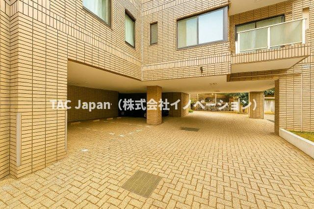 プレステージ千駄木の駐車場|敷地内に駐車場を備えており、お車をお持ちの方も安心。通勤やお出かけ、週末のレジャーまで幅広く対応でき、生活の自由度が広がります。