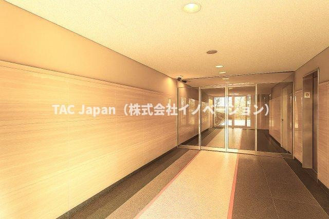 プレステージ千駄木のロビー|広々とした明るいロビーは、陽光が差し込む心地よい空間を演出し、訪れる人の心をやさしく和ませます。待ち合わせやくつろぎの時間にもふさわしい、上質で優雅なエントランスです。