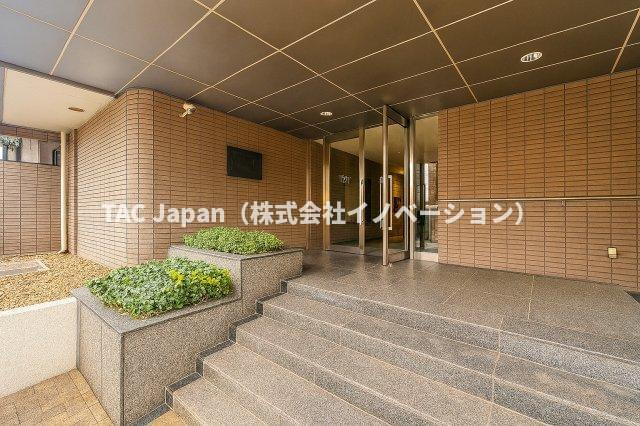 プレステージ千駄木のエントランス|落ち着いた上質感あふれるエントランスが、家族の帰宅を温かく包み込みます。毎日の生活に安心感と特別な安らぎをもたらし、住まう方の心にゆとりと豊かさをもたらします。