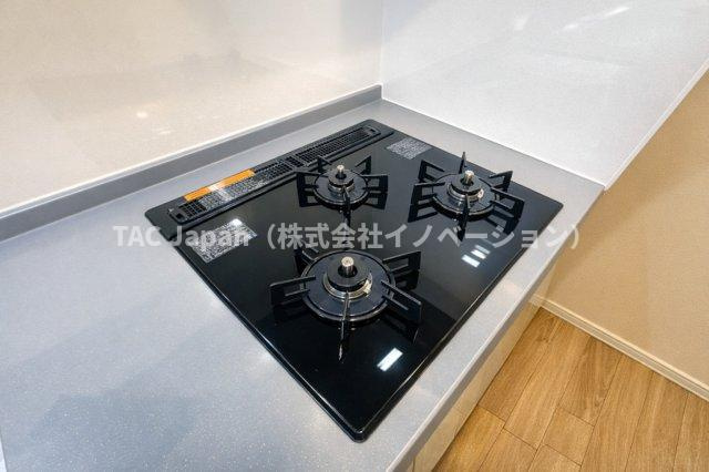 プレステージ千駄木のキッチン|3口ガスコンロで、同時調理もスムーズに進み、時間を有効に使えるのがうれしいポイント。炒め物、煮込み、汁物など、複数の料理を一度に作れるので、忙しい朝や夕食の準備も効率よく進みます。