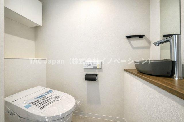 プレステージ千駄木のトイレ|独立型の手洗い器を備えたトイレは、衛生面に配慮されているだけでなく、来客時にも洗練されたスマートな印象を与える空間です。