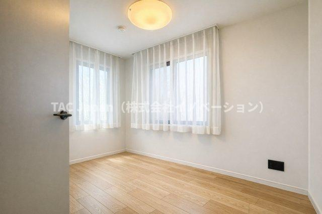 プレステージ千駄木の洋室|陽射しがやわらかく差し込む洋室は、日々の疲れを癒す静けさに包まれたプライベート空間。お気に入りの家具をどこに置こうか、思い描くだけで自然と笑顔がこぼれます。─そんな温もりと可能性に満ちた一部屋です。