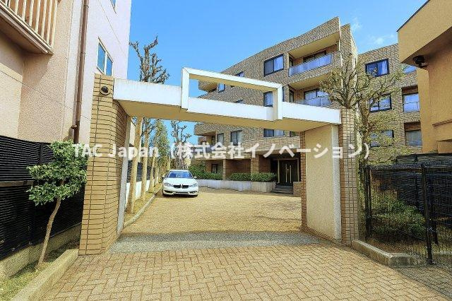 プレステージ千駄木の外観|洗練されたフォルムと落ち着いた色調が、街並みにやさしく溶け込む佇まい。帰るたびに、心がふっと和らぐ外観です。