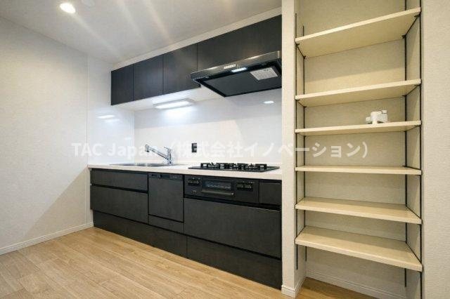 プレステージ千駄木のキッチン|家族の笑顔が広がり、自然と会話が弾むゆとりある安心設計の広々キッチン。使い勝手の良さと開放感が調和し、毎日の料理時間をもっと楽しく、心豊かに彩ります。