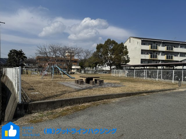 リーブルガーデン西高室2期の周辺|西側隣地の駐輪場・公園