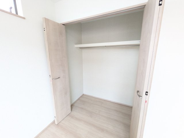 ひたちなか市足崎1474番　新築戸建て　B号棟の収納|大容量のウォークインクローゼット。衣類はもちろん、スーツケースや季節の家電もまとめて収納でき、居室空間をすっきりと保ちます。