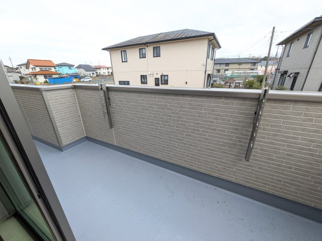 ひたちなか市足崎1474番　新築戸建て　B号棟のバルコニー|洗濯物も布団もまとめて干せるワイド設計。
広々としたワイドバルコニーで、家事の効率が上がり、日々の暮らしが快適になります。