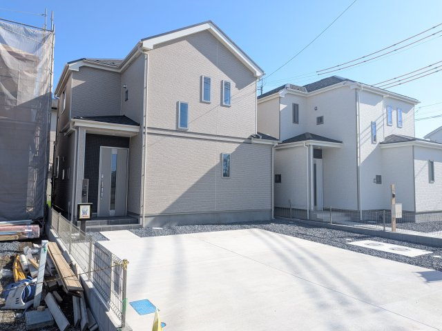 ひたちなか市足崎1474番　新築戸建て　B号棟の前面道路含む現地写真|現地完成済で建物や駐車場、お庭も全てご覧いただけます。。
本日のご見学も可能です♪
お気軽にお電話またはお問い合わせください。