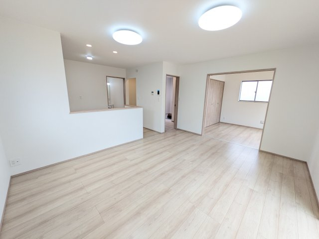 ひたちなか市足崎1474番　新築戸建て　B号棟の居間・リビング|居心地の良いデザインと機能性を両立。ご友人を招いたり、趣味を楽しんだり、様々なシーンで活躍する団らんの中心地です。