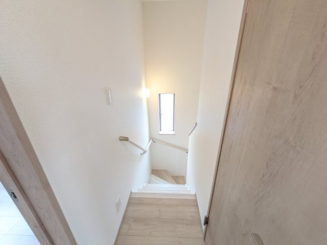 ひたちなか市足崎1474番　新築戸建て　B号棟の内装|窓付きで明るい階段は、手すり付きでお子様からご年配の方まで安心して上り下りができます♪