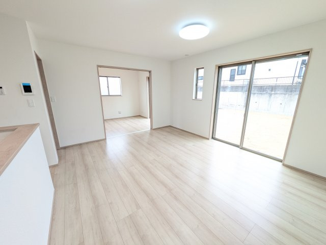 ひたちなか市足崎1474番　新築戸建て　B号棟の居間・リビング|家族の会話が自然と弾む、広々としたゆとりのLDK。南向きの窓からたっぷりの光が射し込む明るく快適な空間です。