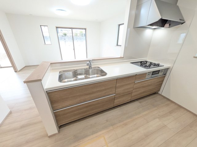ひたちなか市足崎1474番　新築戸建て　B号棟のキッチン|対面式カウンターでリビングとの一体感を演出。使いやすい動線と豊富な収納で、毎日の料理時間も快適に過ごせます。