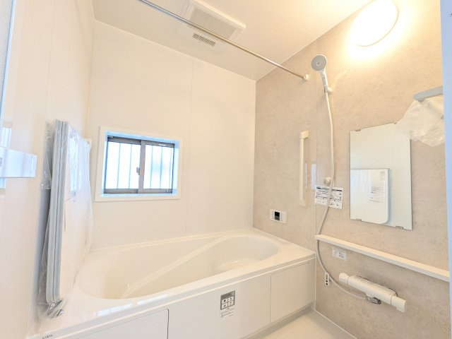 ひたちなか市足崎1474番　新築戸建て　B号棟の浴室|1坪タイプのゆったりとしたバスルームは浴室暖房換気乾燥機付きで、どんな季節でも快適なバスタイムを満喫出来ます♪
窓付きで明るく開放的なところも良いですね！
