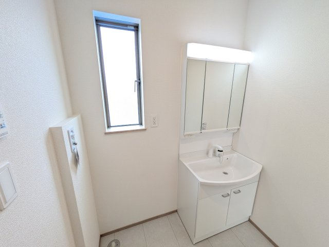 ひたちなか市足崎1474番　新築戸建て　B号棟の独立洗面台|三面鏡の洗面化粧台はミラー扉の内側がすべて収納スペースになっており、収納力も魅力的です♪
ボックスティッシュも収納可能で、可変トレイは収納物に応じて高さ調整ができます！
取り外して洗えるので清潔です♪