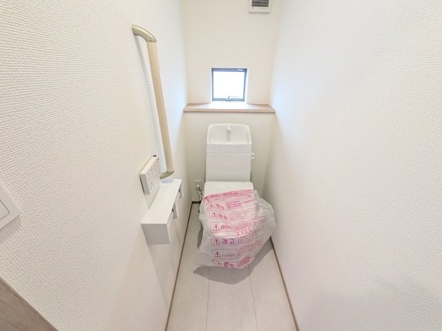 ひたちなか市足崎1474番　新築戸建て　B号棟のトイレ|高い節水性能で、水道代を大幅にカット。環境とお財布に優しく、家計をしっかりサポートします。