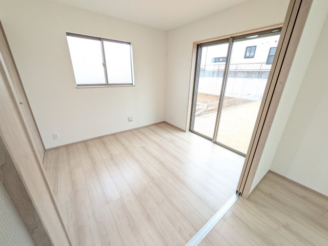 ひたちなか市足崎1474番　新築戸建て　B号棟の洋室|リビングと繋がる多目的スペース。引き戸を開ければ広々LDK、閉じれば客間や書斎、お子様の遊び場に早変わりします。