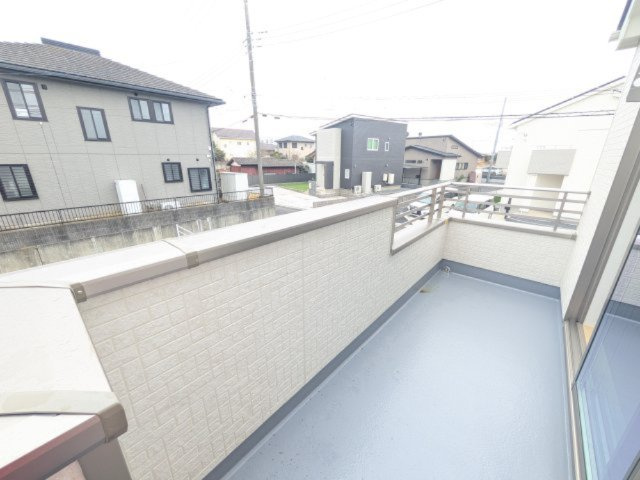 ひたちなか市足崎1474番　新築戸建て　A号棟のバルコニー|洗濯物も布団もまとめて干せるワイド設計。
広々としたワイドバルコニーで、家事の効率が上がり、日々の暮らしが快適になります。