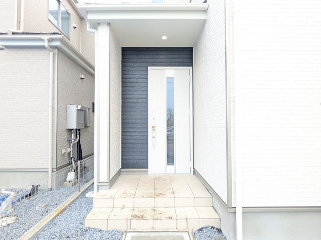 ひたちなか市足崎1474番　新築戸建て　A号棟の玄関|お洒落な玄関ドアと洗練された外壁デザイン。家の顔にふさわしい上質な佇まいで、ご家族やお客様を迎えます。
