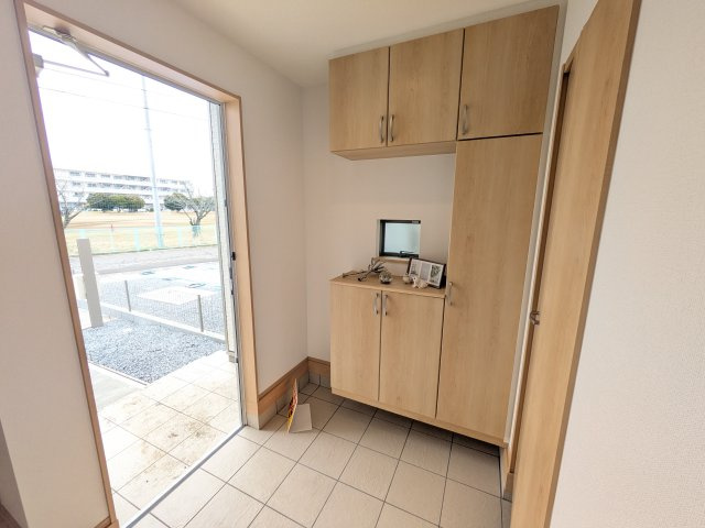 ひたちなか市足崎1474番　新築戸建て　A号棟の玄関|家族全員の靴がスッキリ片付く大容量シューズボックス完備。
お客様を気持ちよく迎えられる、明るく清潔感あふれる玄関です。