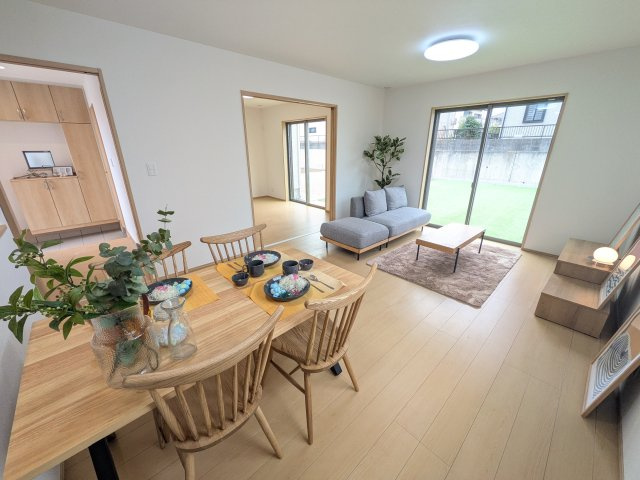ひたちなか市足崎1474番　新築戸建て　A号棟の居間・リビング|居心地の良いデザインと機能性を両立。ご友人を招いたり、趣味を楽しんだり、様々なシーンで活躍する団らんの中心地です。