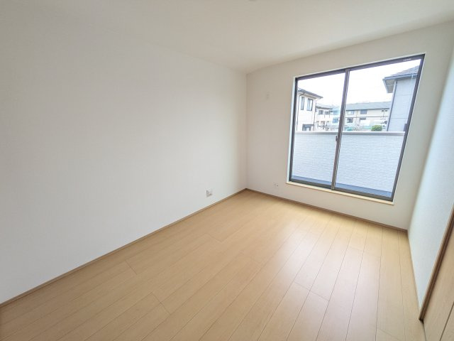 ひたちなか市足崎1474番　新築戸建て　A号棟の洋室|たっぷり収納と明るい窓で、片付けも気持ち良くできる洋室。
お子様の「自分の部屋が欲しい」という夢を叶えます。