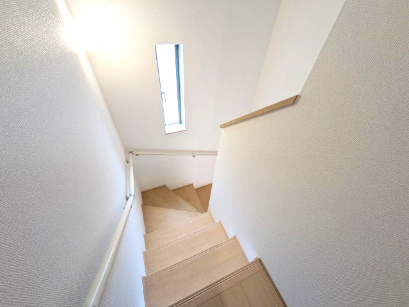 ひたちなか市足崎1474番　新築戸建て　A号棟の内装|窓付きで明るい階段は、手すり付きでお子様からご年配の方まで安心して上り下りができます♪
