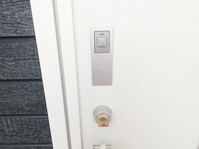 ひたちなか市足崎1474番　新築戸建て　A号棟の玄関|鍵の施錠・開錠はお手持ちのスマホやカードでラクラク操作。
荷物が多い日や雨の日もスムーズに出入りできるスマートキー採用です。