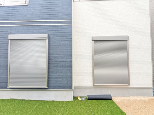 ひたちなか市足崎1474番　新築戸建て　A号棟の防犯設備|防犯・防災だけでなく、シャッターを閉めることで断熱効果もアップ。
外気の影響を受けにくく、冷暖房効率の向上も期待できます。