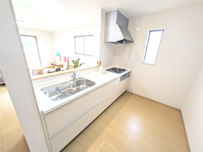 ひたちなか市足崎1474番　新築戸建て　A号棟のキッチン|対面式カウンターでリビングとの一体感を演出。使いやすい動線と豊富な収納で、毎日の料理時間も快適に過ごせます。