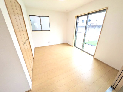 ひたちなか市足崎1474番　新築戸建て　A号棟の洋室|リビングと繋がる多目的スペース。引き戸を開ければ広々LDK、閉じれば客間や書斎、お子様の遊び場に早変わりします。