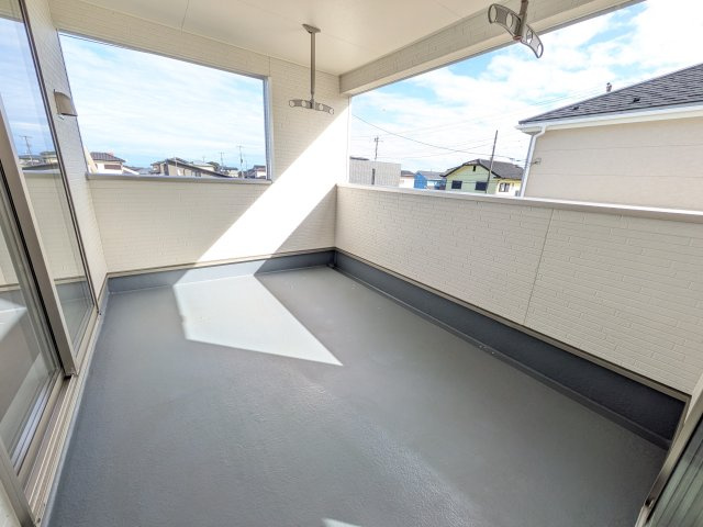 ひたちなか市平磯遠原町　第2　新築戸建て　2号棟のバルコニー|人気のインナーバルコニー。室内と一体感があり、雨の日のお子様の遊び場や、ペットの安全な外気浴スペースにも最適です♪