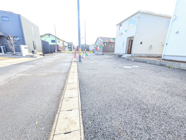ひたちなか市平磯遠原町　第2　新築戸建て　2号棟の駐車場|駐車3台可能で、出し入れしやすいゆとりのカースペース。
月々の駐車場代が不要な点も大きな魅力です。
