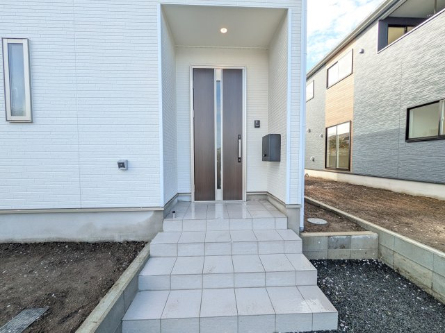 ひたちなか市平磯遠原町　第2　新築戸建て　2号棟の玄関|玄関ドアはカードキーで開閉も楽々♪
スマホでの開錠と施錠も可能です！
玄関上部には人感センサー付きのダウンライトがあるので、夜間の帰宅時に自動で点灯してくれます♪
防犯対策面にも一役買ってくれます！