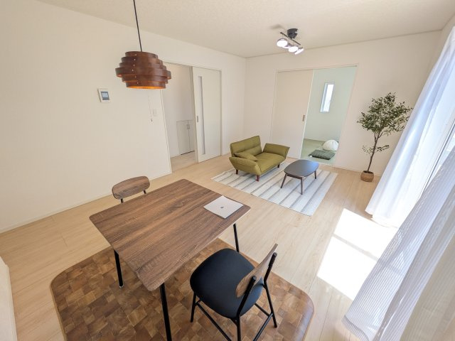 ひたちなか市平磯遠原町　第2　新築戸建て　2号棟の居間・リビング|居心地の良いデザインと機能性を両立。ご友人を招いたり、趣味を楽しんだり、様々なシーンで活躍する団らんの中心地です。