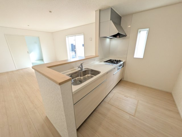 ひたちなか市平磯遠原町　第2　新築戸建て　2号棟のキッチン|対面式カウンターでリビングとの一体感を演出。使いやすい動線と豊富な収納で、毎日の料理時間も快適に過ごせます。