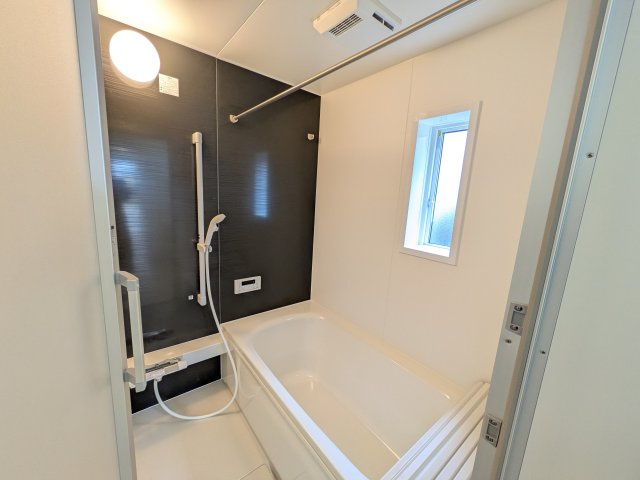 ひたちなか市平磯遠原町　第2　新築戸建て　2号棟の浴室|1坪タイプのゆったりとしたバスルームは浴室暖房換気乾燥機付きで、どんな季節でも快適なバスタイムを満喫出来ます♪ 窓付きで明るく開放的なところも良いですね！