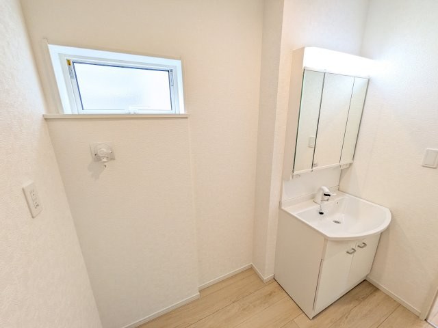 ひたちなか市平磯遠原町　第2　新築戸建て　2号棟の独立洗面台|三面鏡の洗面化粧台はミラー扉の内側がすべて収納スペースになっており、収納力も魅力的です♪
ボックスティッシュも収納可能で、可変トレイは収納物に応じて高さ調整ができます！
取り外して洗えるので清潔です♪
