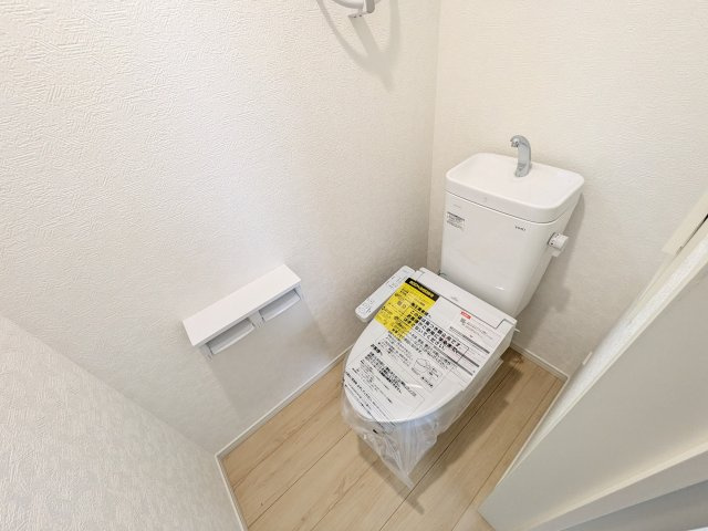ひたちなか市平磯遠原町　第2　新築戸建て　2号棟のトイレ|少ない水でもパワフルに洗浄する節水設計。清潔さと機能性を両立させた、毎日気持ち良く使えるトイレ空間です。