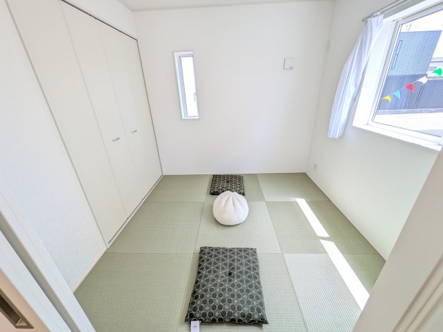 ひたちなか市平磯遠原町　第2　新築戸建て　2号棟の和室|琉球畳の和室は陽当たりも良く、落ち着ける空間です♪
リビングとの続き間になっているので、お子様の遊ぶスペースやお昼寝などにも使えます！
押し入れもあり収納にも困りません♪