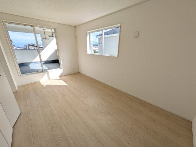 ひたちなか市平磯遠原町　第2　新築戸建て　2号棟の洋室|バルコニーに面した明るい２面採光で、毎朝爽やかな光を感じられます。
