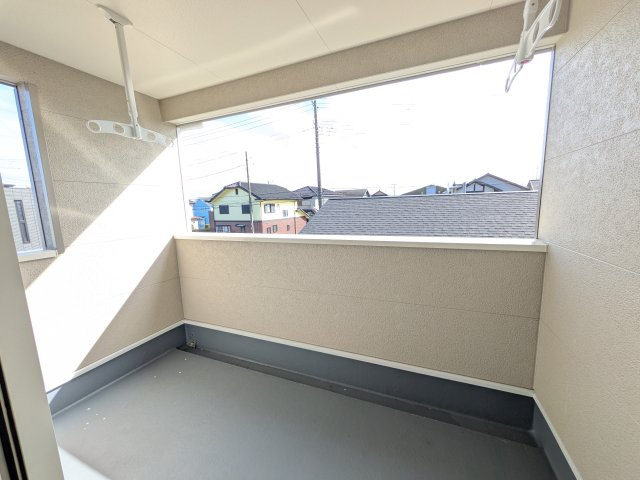 ひたちなか市平磯遠原町　第2　新築戸建て　3号棟のバルコニー|人気のインナーバルコニー。室内と一体感があり、雨の日のお子様の遊び場や、ペットの安全な外気浴スペースにも最適です♪