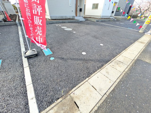 ひたちなか市平磯遠原町　第2　新築戸建て　3号棟の駐車場|駐車3台可能で、出し入れしやすいゆとりのカースペース。
月々の駐車場代が不要な点も大きな魅力です。