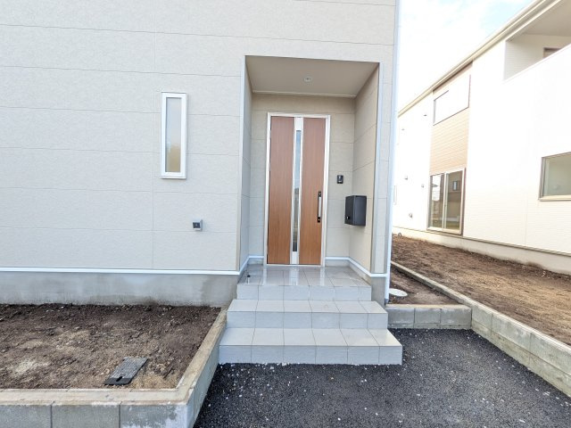ひたちなか市平磯遠原町　第2　新築戸建て　3号棟の玄関|玄関ドアはカードキーで開閉も楽々♪
スマホでの開錠と施錠も可能です！
玄関上部には人感センサー付きのダウンライトがあるので、夜間の帰宅時に自動で点灯してくれます♪
防犯対策面にも一役買ってくれます！