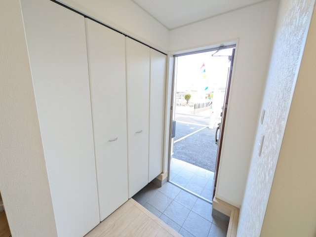 ひたちなか市平磯遠原町　第2　新築戸建て　3号棟の玄関|家族全員の靴がスッキリ片付く大容量シューズボックス完備。お客様を気持ちよく迎えられる、明るく清潔感あふれる玄関です。