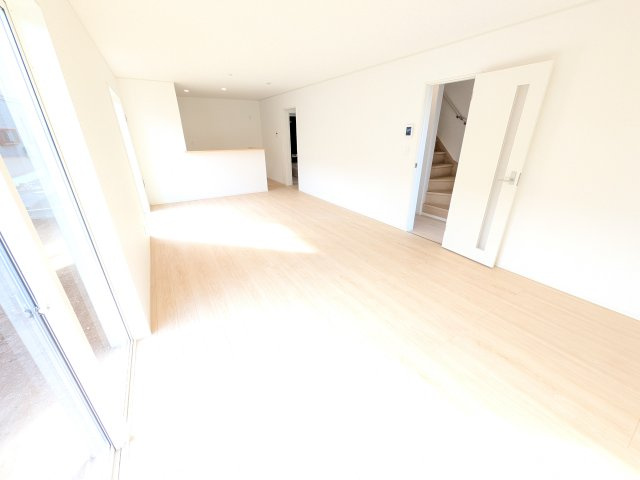 ひたちなか市平磯遠原町　第2　新築戸建て　3号棟の居間・リビング|家族の会話が自然と弾む、広々としたゆとりのLDK。南西向きの窓からたっぷりの光が射し込む明るく快適な空間です。