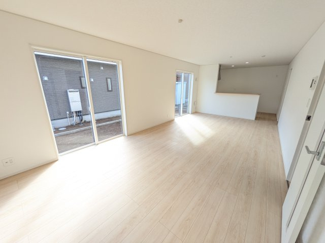 ひたちなか市平磯遠原町　第2　新築戸建て　3号棟の居間・リビング|居心地の良いデザインと機能性を両立。ご友人を招いたり、趣味を楽しんだり、様々なシーンで活躍する団らんの中心地です。