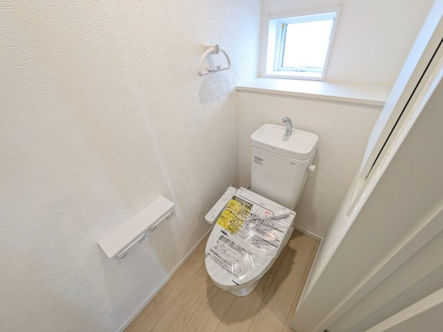 ひたちなか市平磯遠原町　第2　新築戸建て　3号棟のトイレ|少ない水でもパワフルに洗浄する節水設計。清潔さと機能性を両立させた、毎日気持ち良く使えるトイレ空間です。