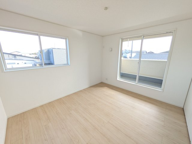 ひたちなか市平磯遠原町　第2　新築戸建て　3号棟の洋室|バルコニーに面した明るい２面採光で、毎朝爽やかな光を感じられます。