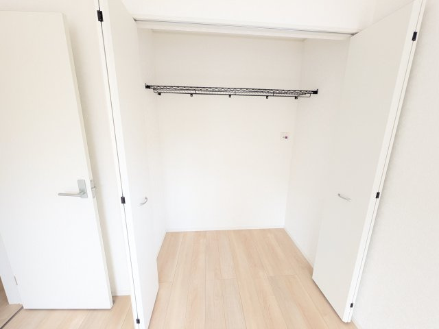 ひたちなか市平磯遠原町　第2　新築戸建て　4号棟の収納|大容量のクローゼットを完備。衣類から季節家電までスッキリ片付き、空間を有効活用できます。